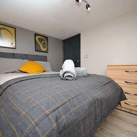 Stone'S Throw City Centre - Tv In Every Bedroom! Суонзи Екстериор снимка